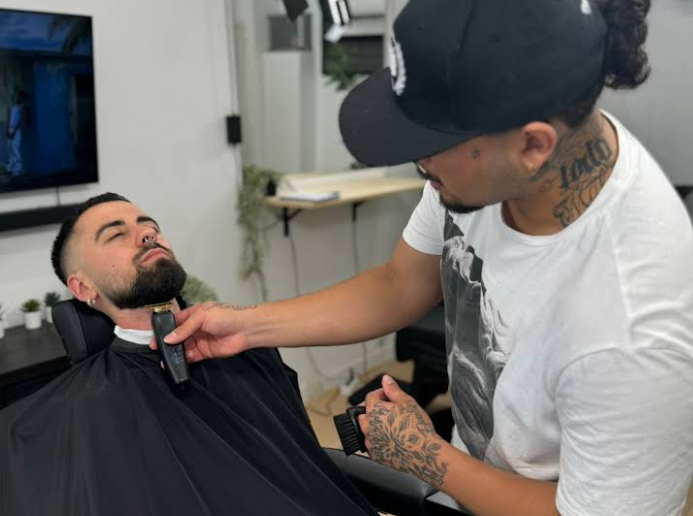 Barbero trabajando en Studio 593